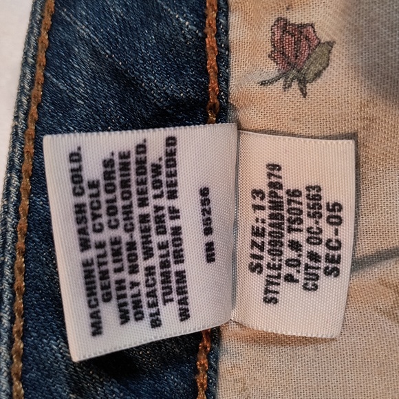 Hint  Denim Jeans featuring embroidering on the pockets - Picture 8 of 12